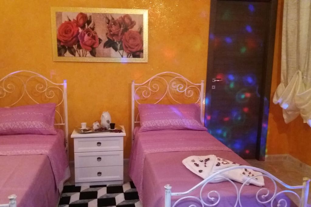 Camera arancio con letto singoli