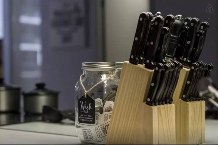 Stunning view! High rise 2bed free parking & pool gallery image 5