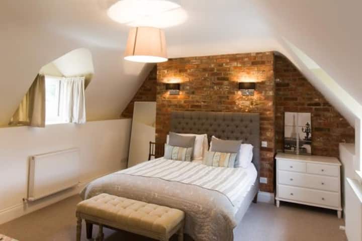 غرفة النوم الرئيسية - بطانية مدفأة على السرير للأشخاص الباردين 