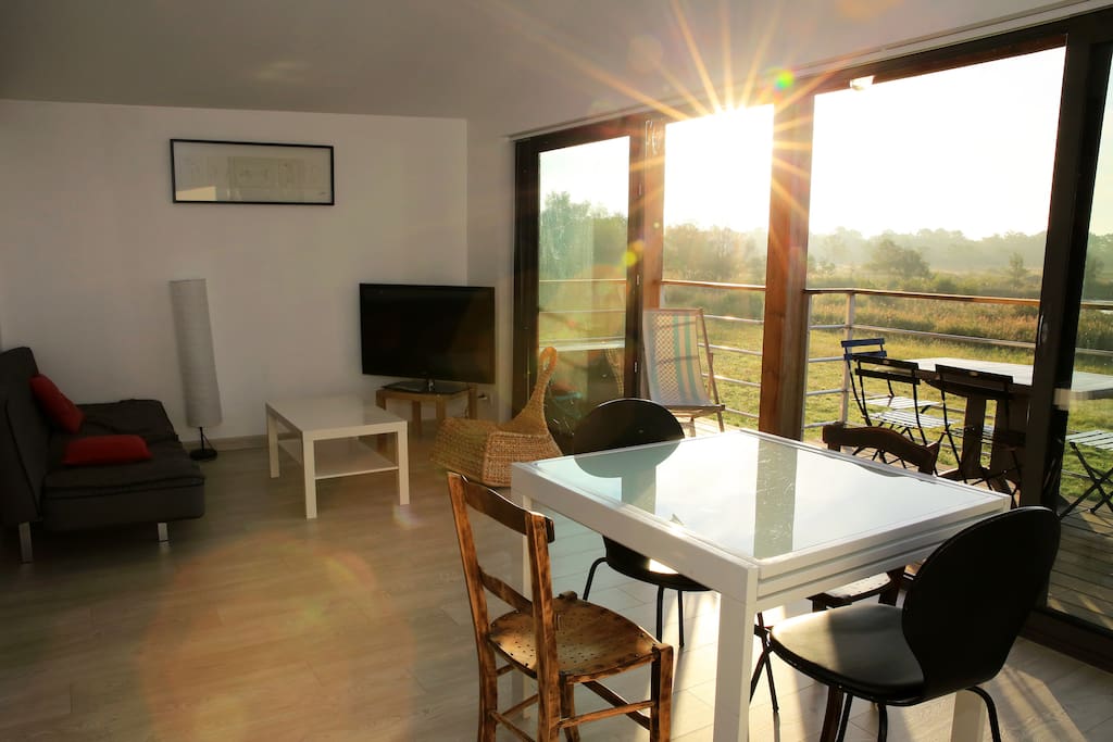 Vue du levé de soleil dans la cuisine.
Sunset from the kitchen.