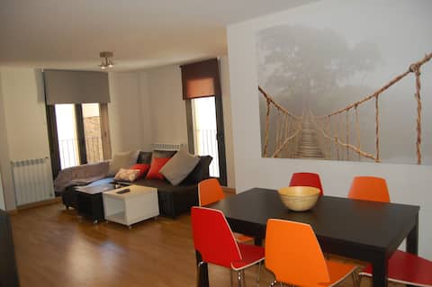 Top Airbnb: 80m apartment with garage (Jaca center) in Jaca