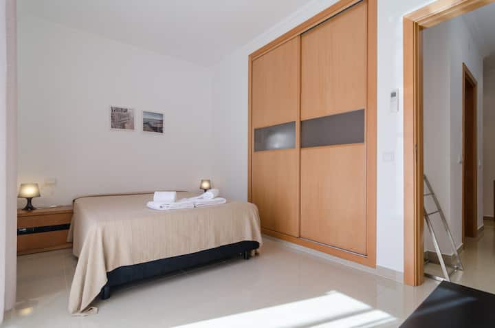 غرفة نوم واسعة مع خزانة ملابس مناسبة/غرفة نوم كبيرة مع خزانة ملابس