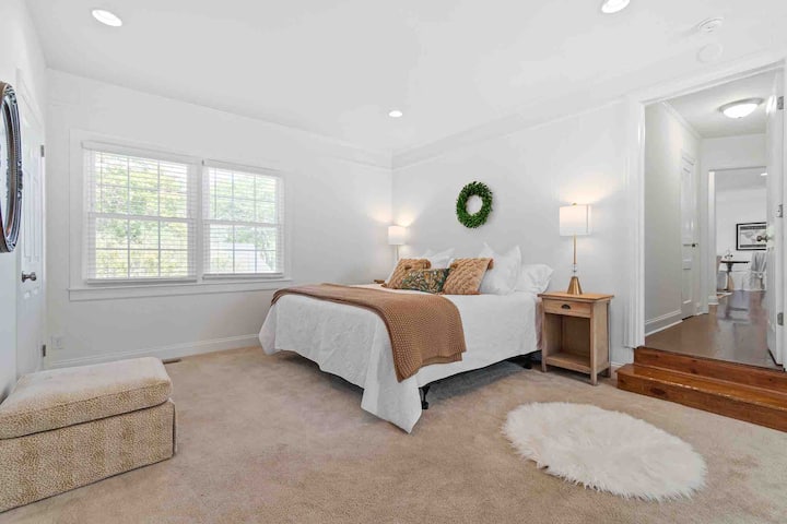 Огромната главна спална соба има голем плакар, простор на бирото за пишување разгледници или работа од дома и камин на плин со удобни места за седење! Брачен кревет (широк 150-179 см) во оваа соба