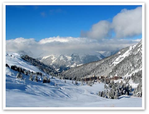 2 Adj Ski Apts for 4-12 WiFi, Netflix, Sledges