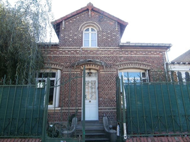 BED & BREAKFAST + SDB privée GARE/AEROPORT/ centre