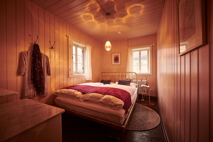 Chumba cha Rosa na kitanda cha watu wawili (upana wa mita 1.60) na linoleum ya kihistoria