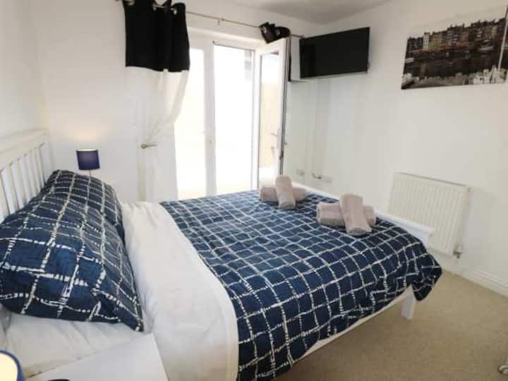 1-ლი სართული ორადგილიანი კარით შიდა ეზოში