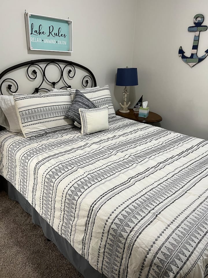 Slaapkamer 2 op de tweede verdieping met een queensize bed