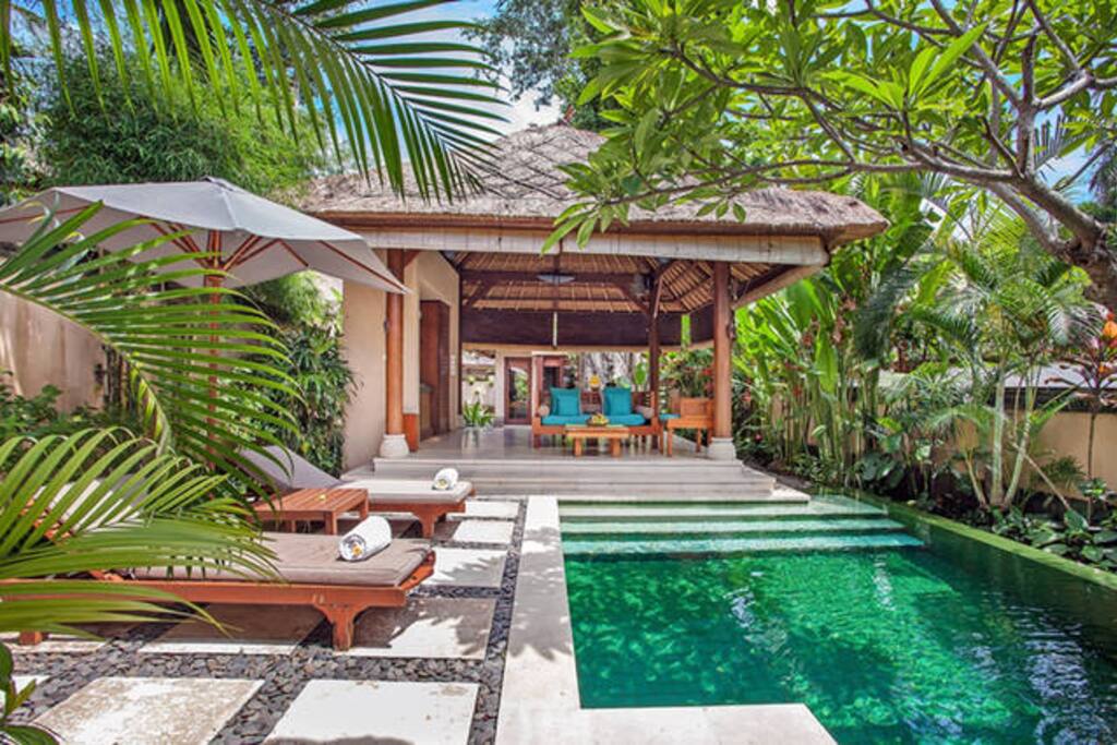 Plunge pool, sunbeds and living pavilion