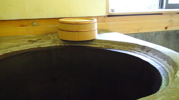 五右衛門風呂で温もると、外の雪の中に裸で飛び出しても平気です。薪割りから体験できます。焚き付けもセルフでしていただいたらOKです。