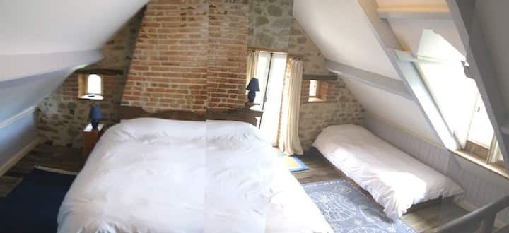 מיטת יחיד זוגית למעלה. 