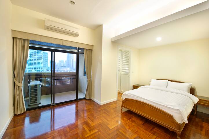 Luxury 3 Bedrooms Suite @BTS Phrompong gallery image 3
