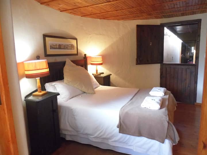 Соба 2 – соседна спална соба. Брачен кревет (широк 150 – 179 см), без сопствена бања (се користи посебен тоалет и туш за гости) 