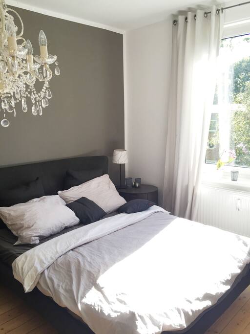 Großes gemütliches Bett für schönes Träume.