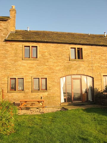 Midsummer Barn Holiday Cottage
