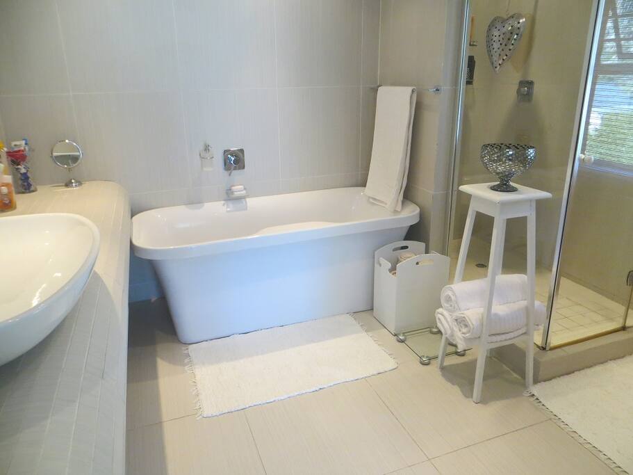 Main en-suite bathroom