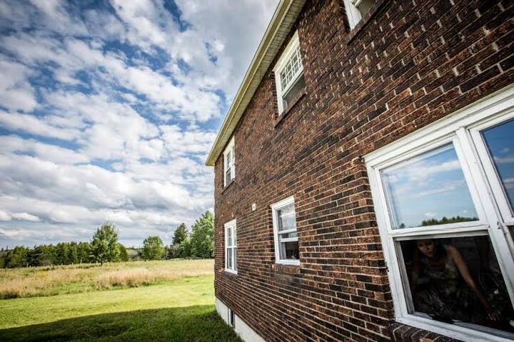 Charming House in West Ottawa gallery image 2