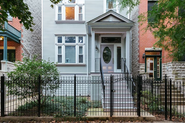 Superhost Wrigley/Lakeview Duplex 3BR/2.5BA gallery image 2