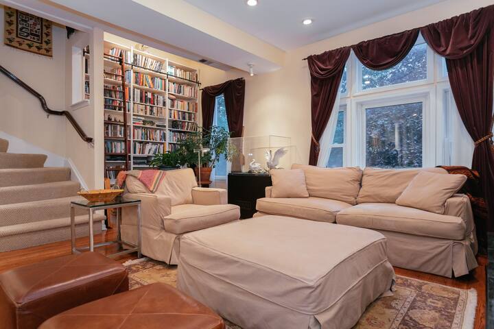 Superhost Wrigley/Lakeview Duplex 3BR/2.5BA gallery image 3