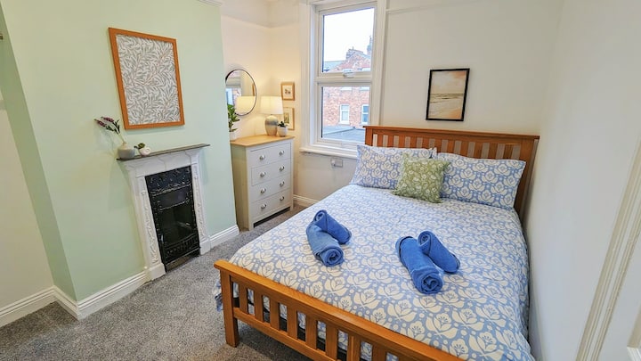 El dormitorio doble ofrece una cómoda cama doble y una hermosa chimenea victoriana.