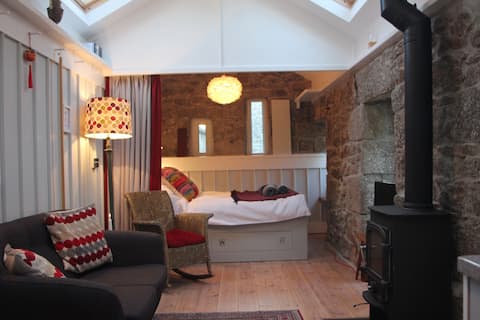 Lovely, cosy studio barn with woodburning stove