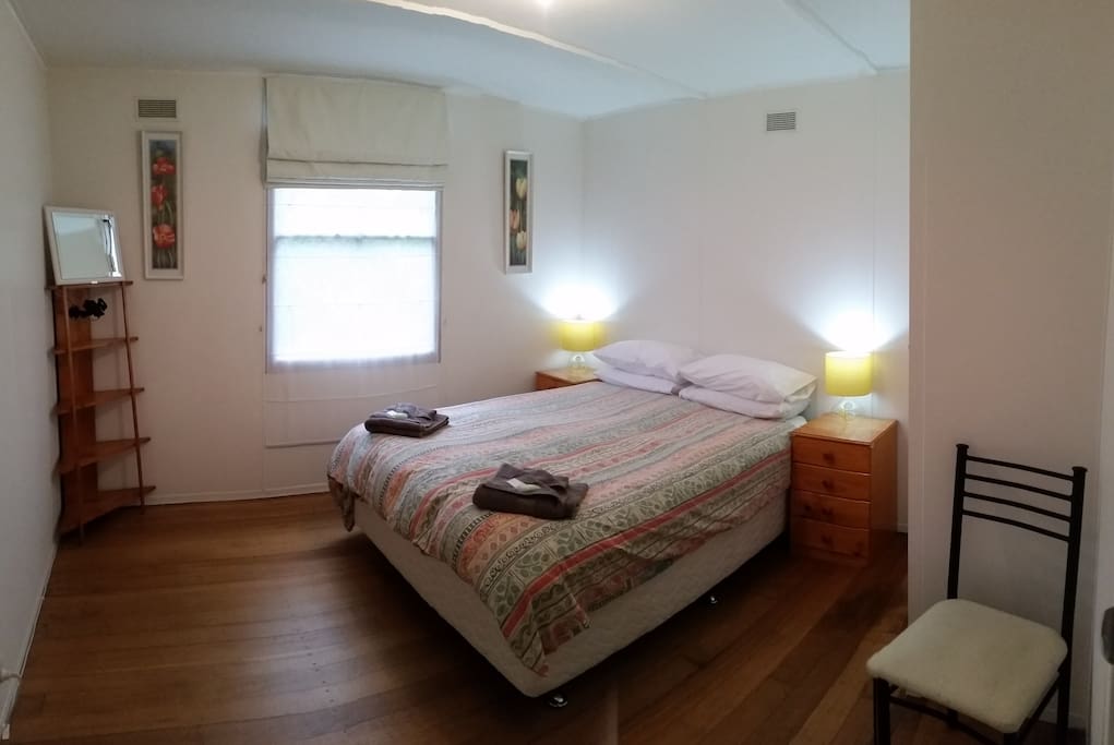 Bedroom 1 - Queen