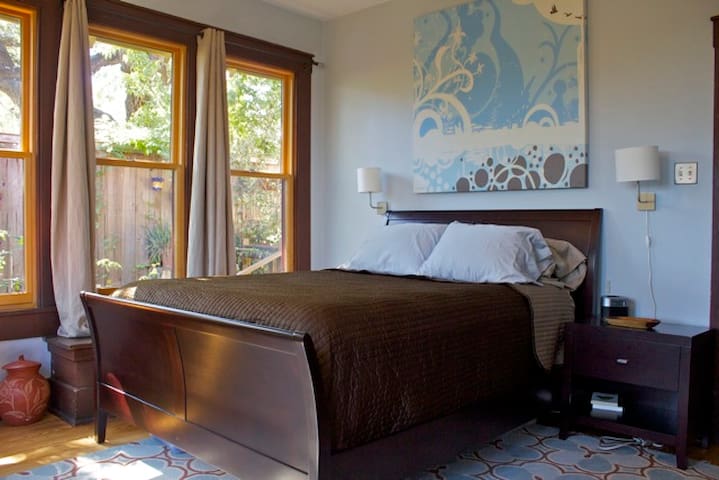 Central Austin, close to everything. Monthly rates gallery image 5