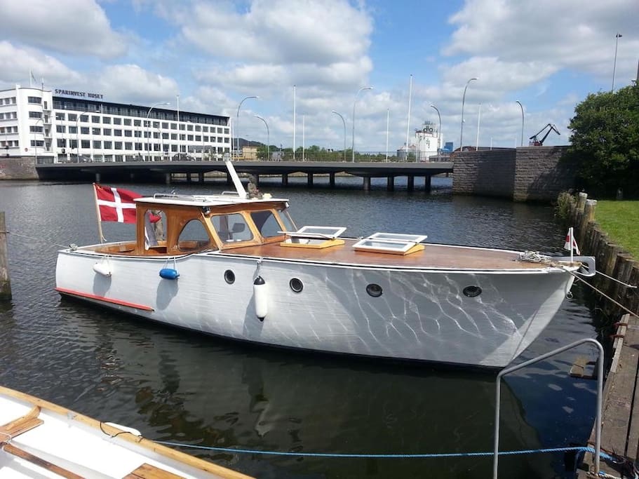Her er Emma II i Randers midtby, hvor vi sejler op ad Gudenåen til Langå, Bønnerup, Grenå og Ebeltoft, her ligger vi med kalechen nede til i havnen i Randers midtby
