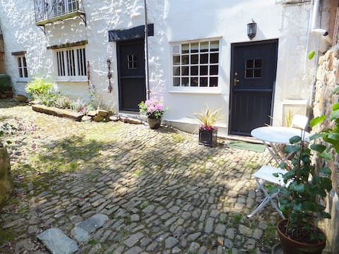 Romantic art inspired hideaway in old harbour area