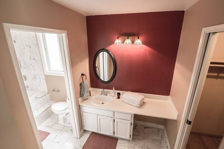 Spacious house with 5 bedrooms, 3 bathrooms gallery image 5