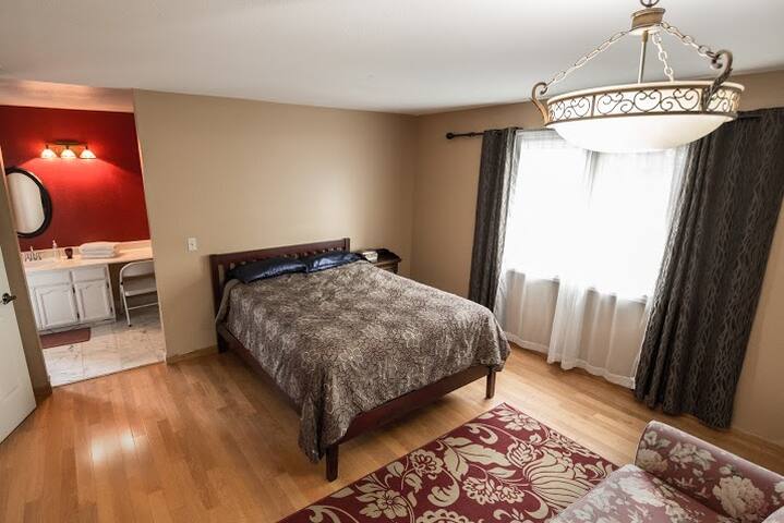 Spacious house with 5 bedrooms, 3 bathrooms gallery image 4