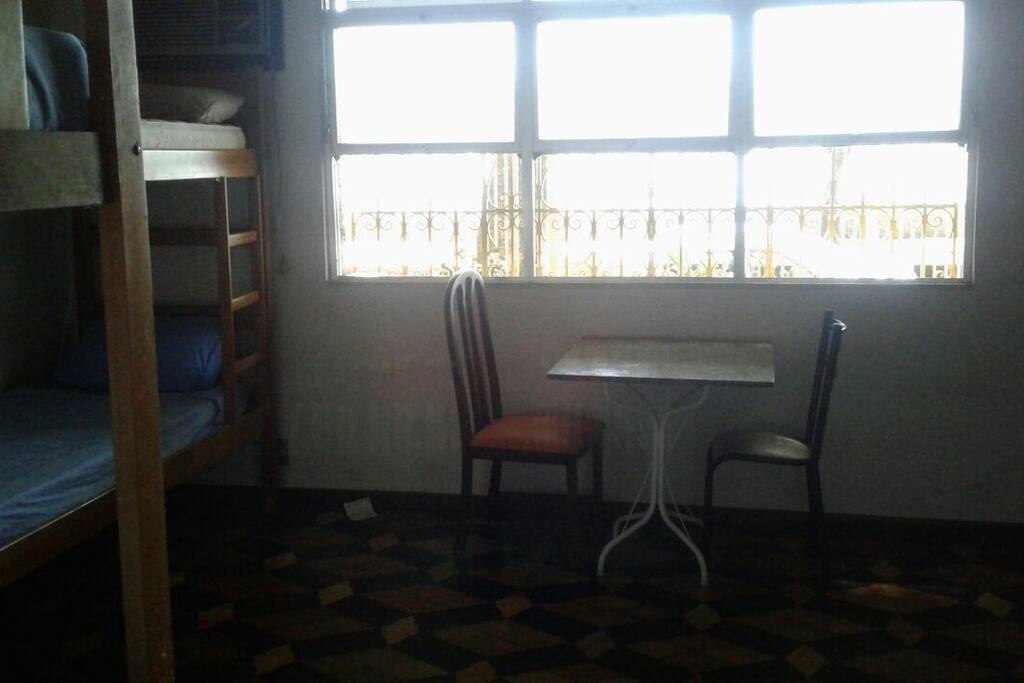 Quarto amplo para quarto pessoas.
