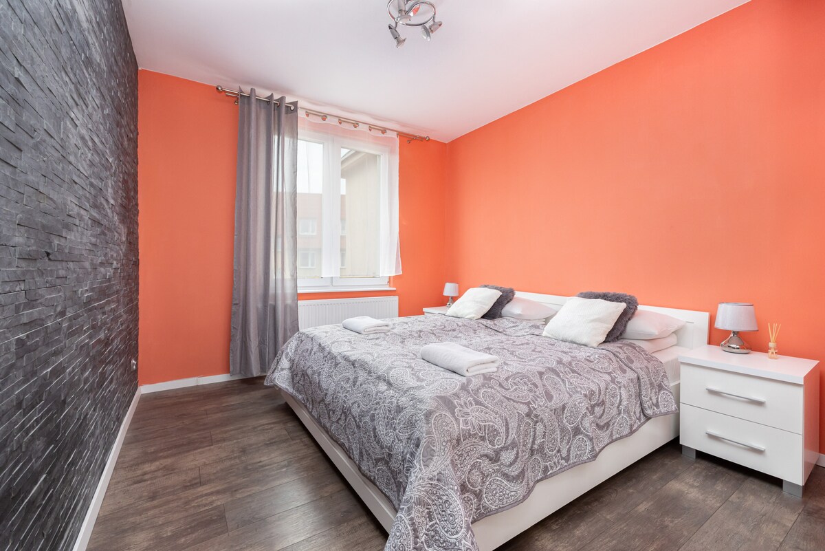 Уютна спалня в апартамента. 