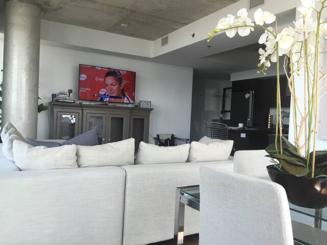 Steps to Film Festival, Centre, King West! gallery image 4