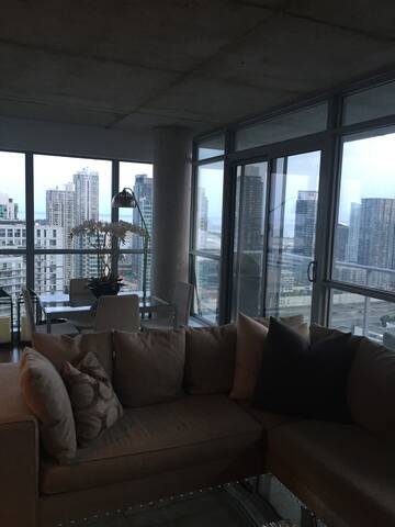 Steps to Film Festival, Centre, King West! gallery image 3