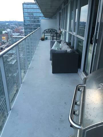 Steps to Film Festival, Centre, King West! gallery image 5