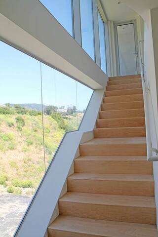 Malibu Modern Sanctuary w/ Jaw-Dropping Ocean View gallery image 2