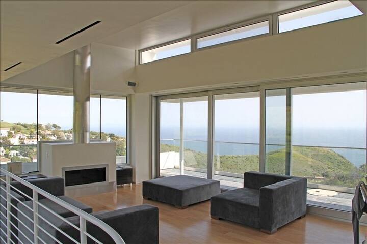 Malibu Modern Sanctuary w/ Jaw-Dropping Ocean View gallery image 3