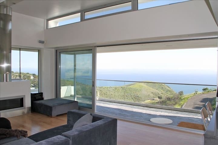 Malibu Modern Sanctuary w/ Jaw-Dropping Ocean View gallery image 4