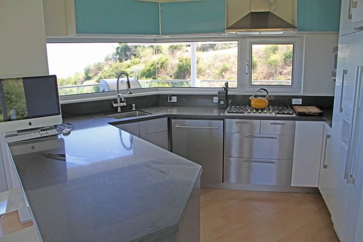 Malibu Modern Sanctuary w/ Jaw-Dropping Ocean View gallery image 5