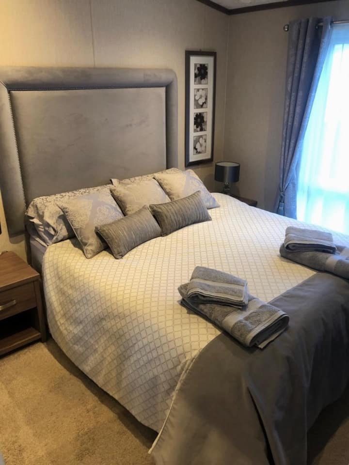 smaller Kingsize bedroom room