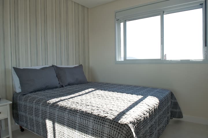 Dormitorio con cama tamaño queen/Quarto com Cama Queen.