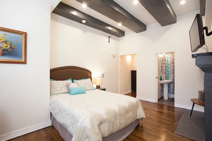 Charming Studio With Parking - Hollywood, CA