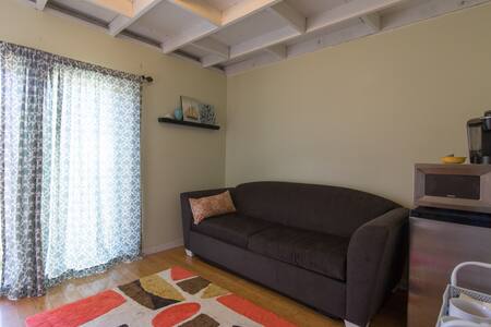 Charming Cottage in Heart of PB