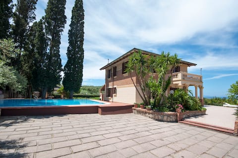 Villa in Sicily with Jacuzzi overlooking the Aeolian Islands