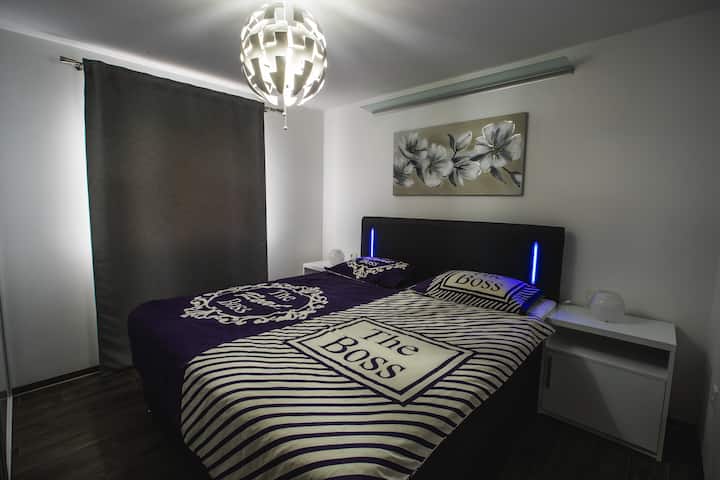 Dormitorio con cama tamaño queen.