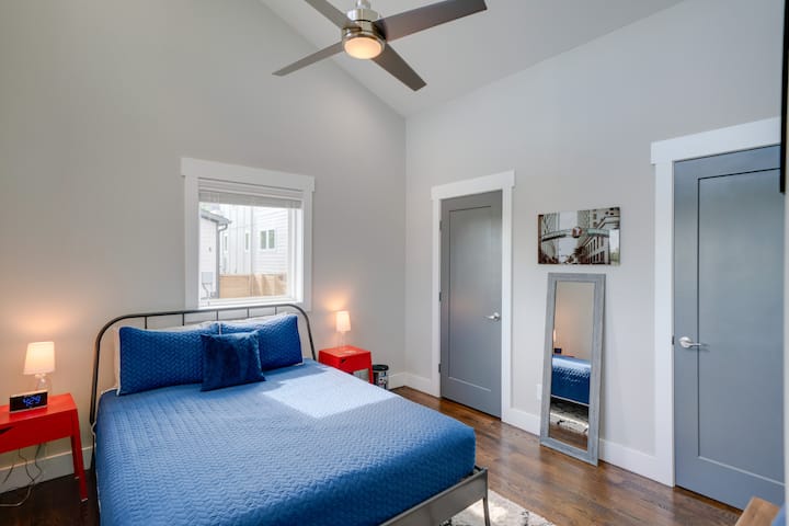 Chumba cha kulala cha upande wa Mashariki na bafu la kujitegemea