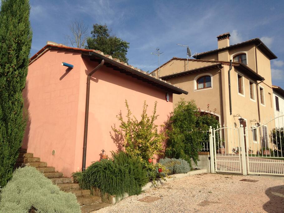 L'ingresso ed i melograni