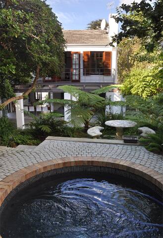 Secure Convenient Home in Newlands, Cape Town gallery image 5