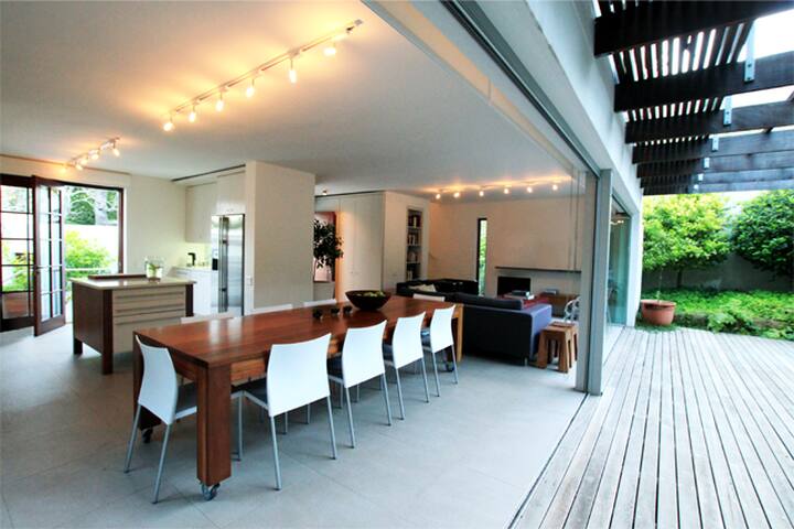 Secure Convenient Home in Newlands, Cape Town gallery image 3